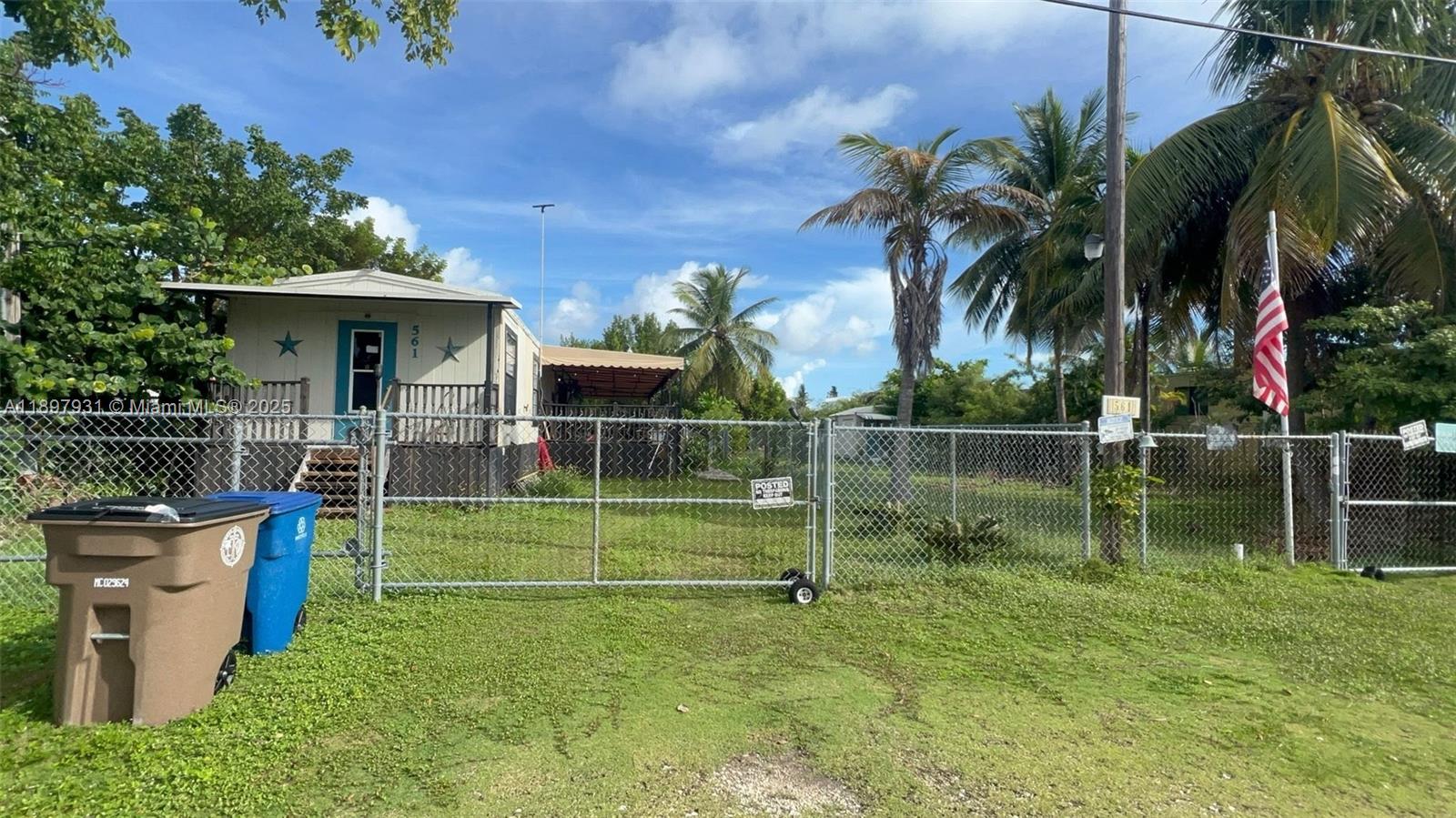 Here's your chance to purchase your own piece of paradise. A tucked away private Waterfront oasis, in the highly sought after, Bermuda Shores subdivision, Key Largo in the beautiful Florida Keys. Direct Ocean access. With owner financing, this hidden waterfront double lot treasure can be a tropical dream come true.
Owner financing terms to be negotiated.