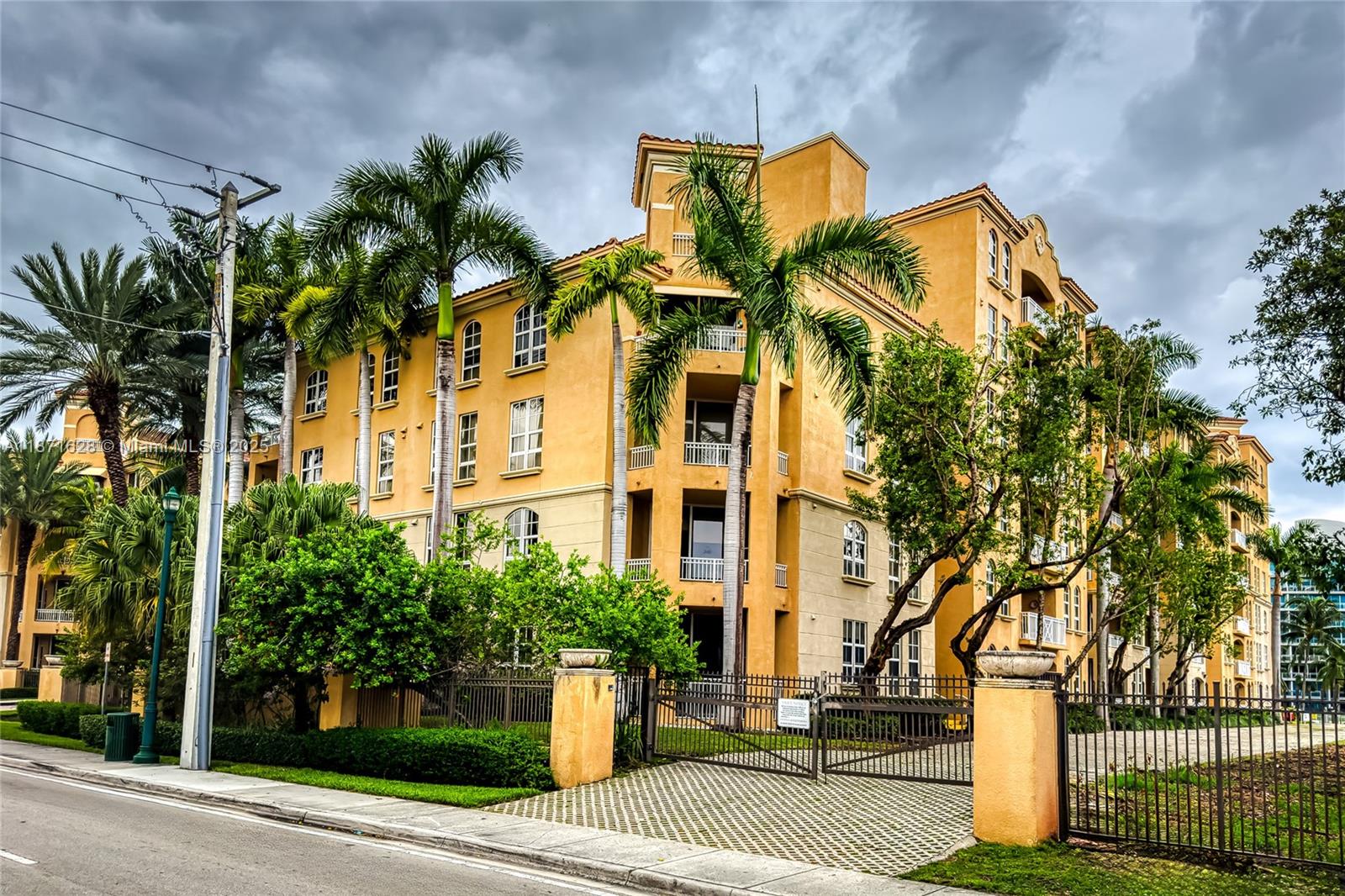 ALAQUA CONDO - Residential