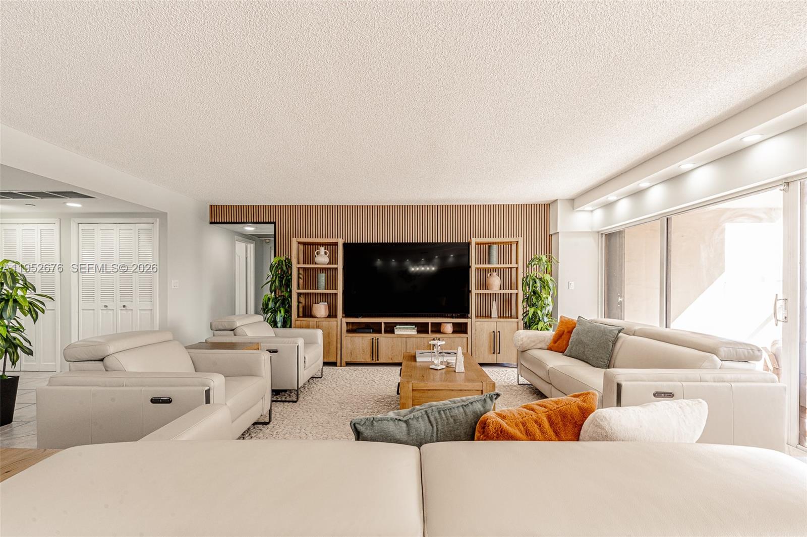 1800 NE 114th St 909