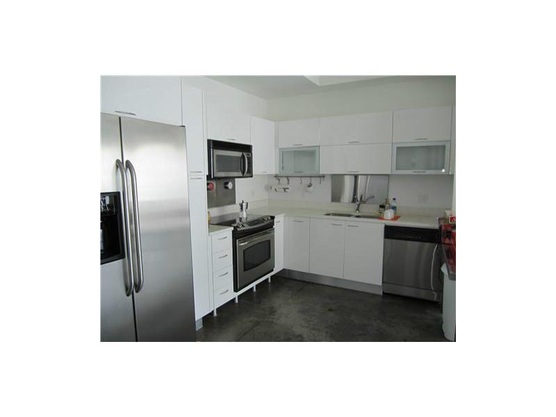 Great Loft in new full service building located in Downtown Miami. This unit has separated rooms, for more privacy. The apt. is a loft style 2 bedroom. Concrete floors, 2 full bathrooms, 2 large closets, European Cabinetry, stainless steel appliances, ma rble counter tops & washer/dryer in unit. Building has beautiful rooftop gym/pool/hot tub overlooking Miami and Biscayne Bay.
