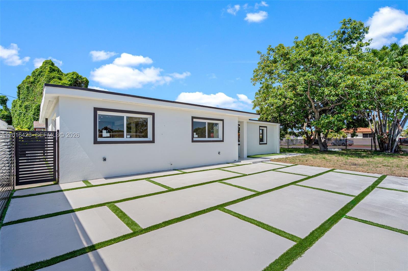 TROPICAL ESTATES - Residential