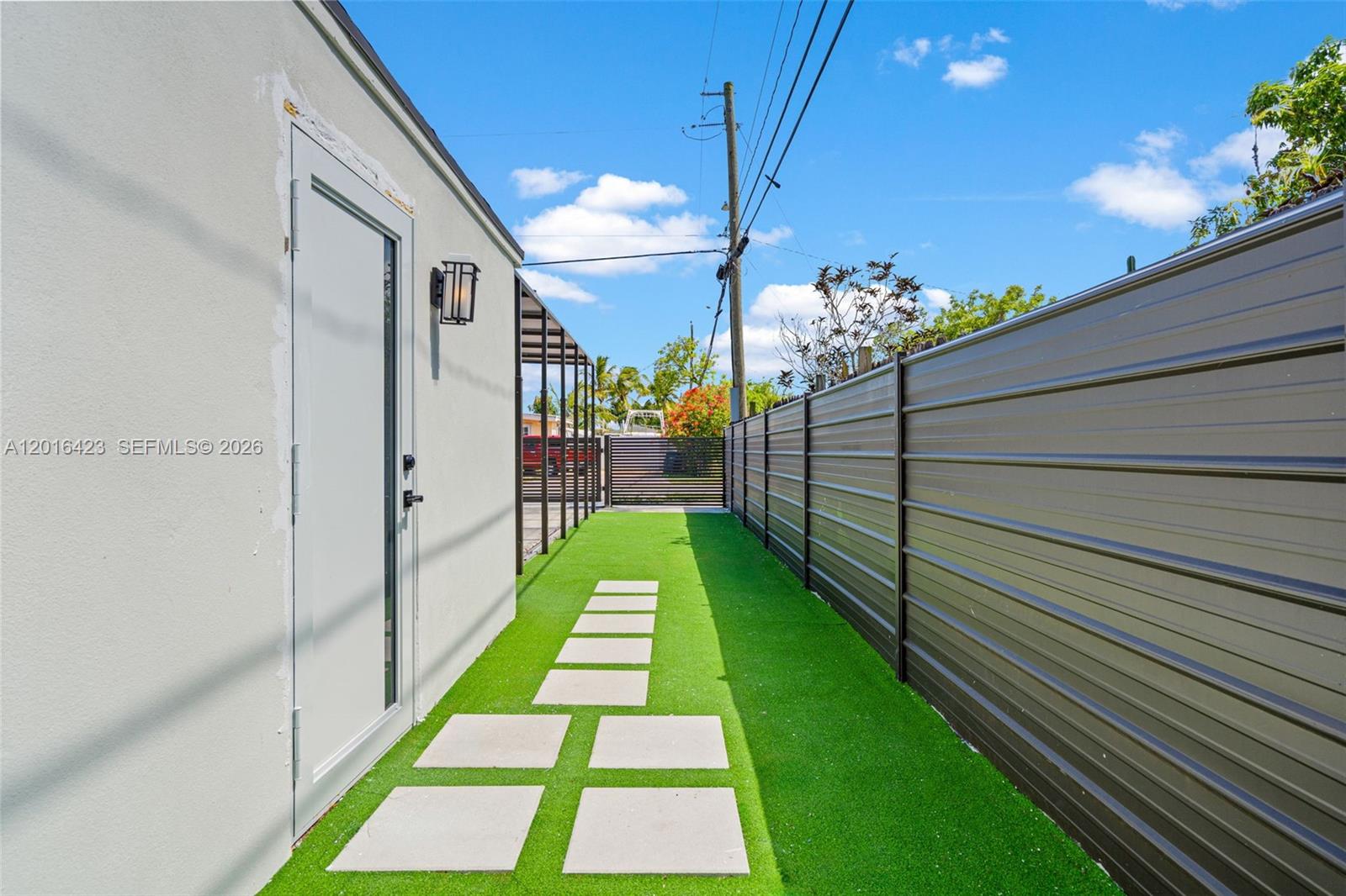 TROPICAL ESTATES - Residential
