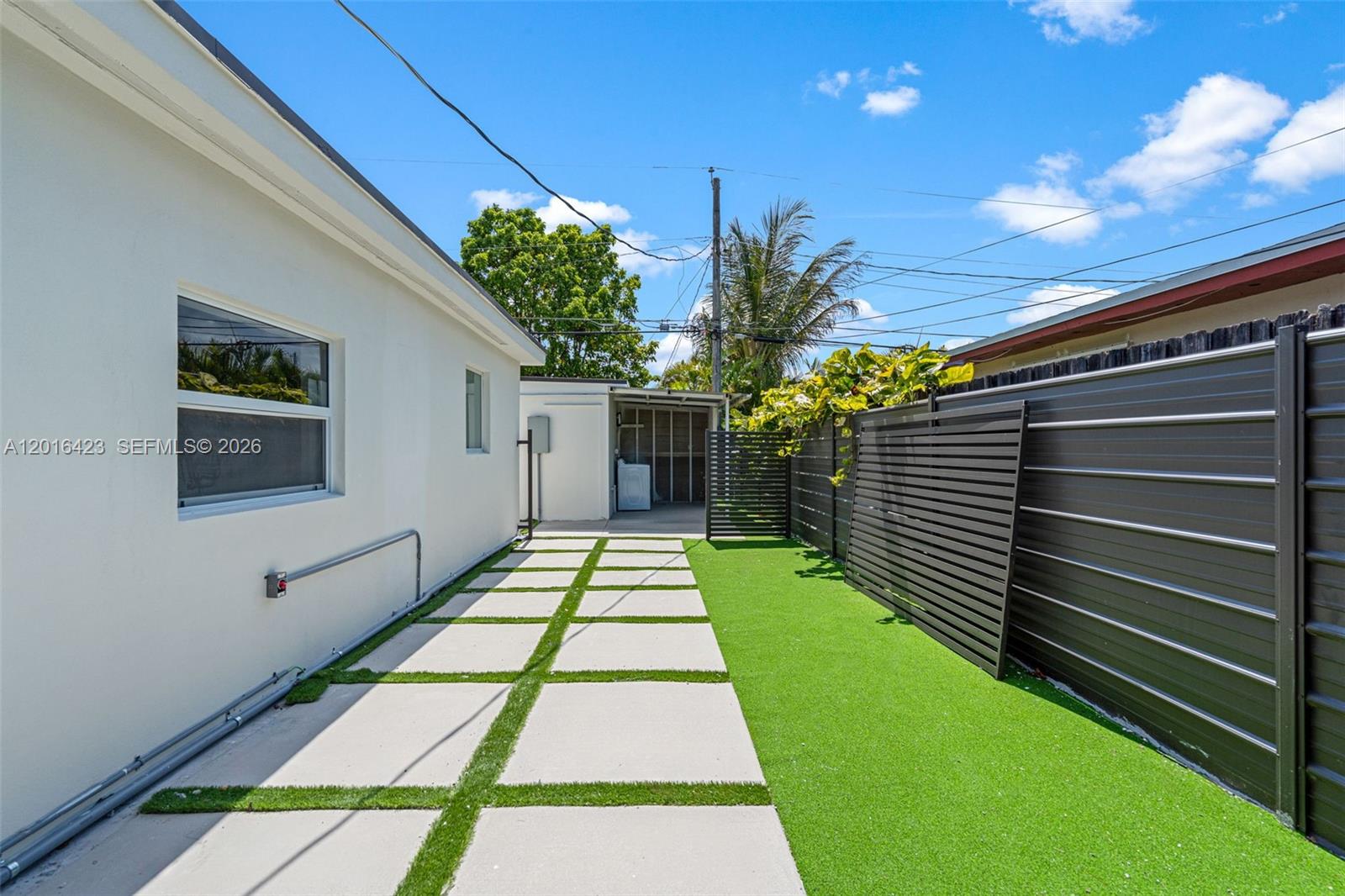 TROPICAL ESTATES - Residential