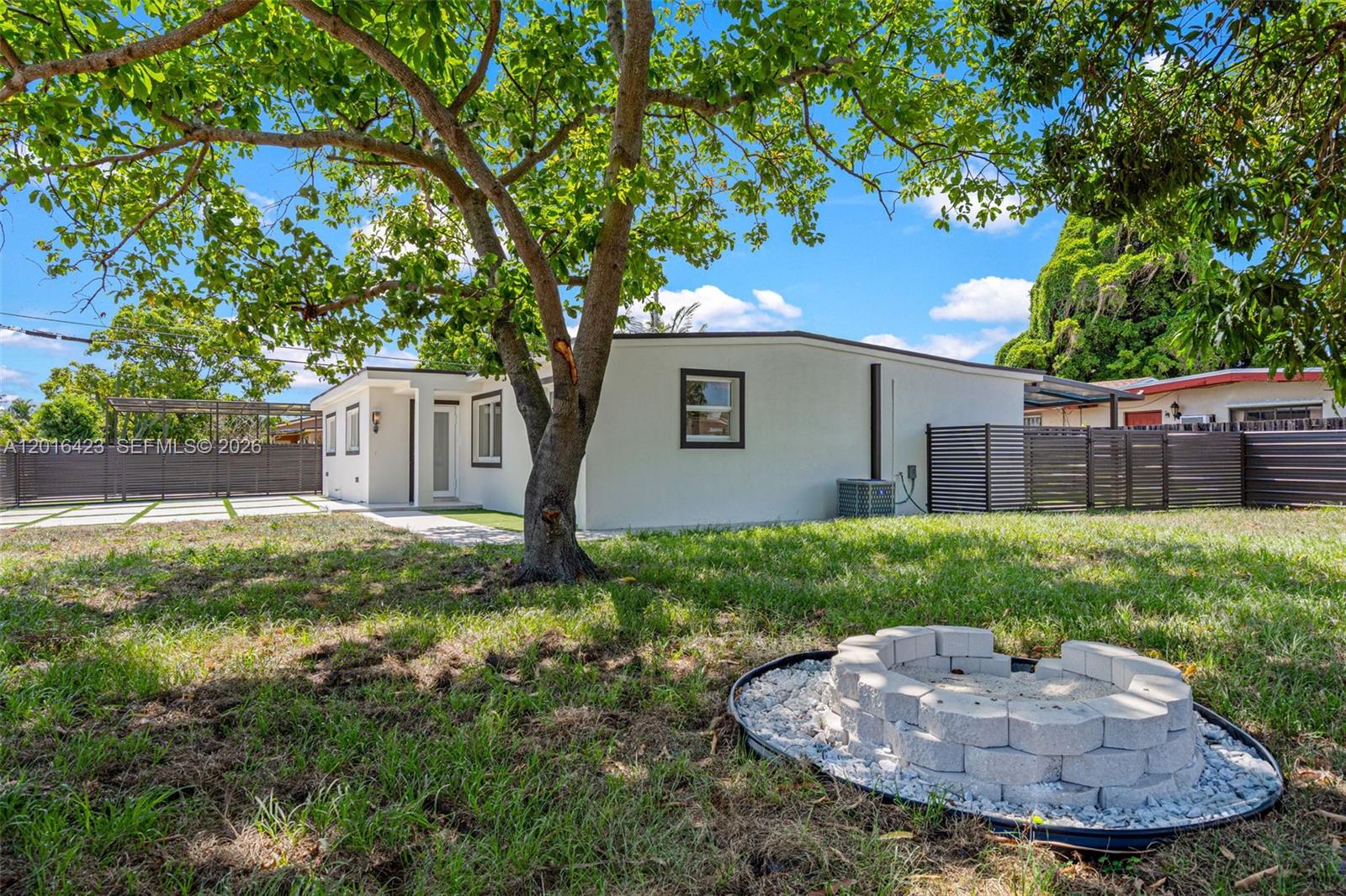 TROPICAL ESTATES - Residential