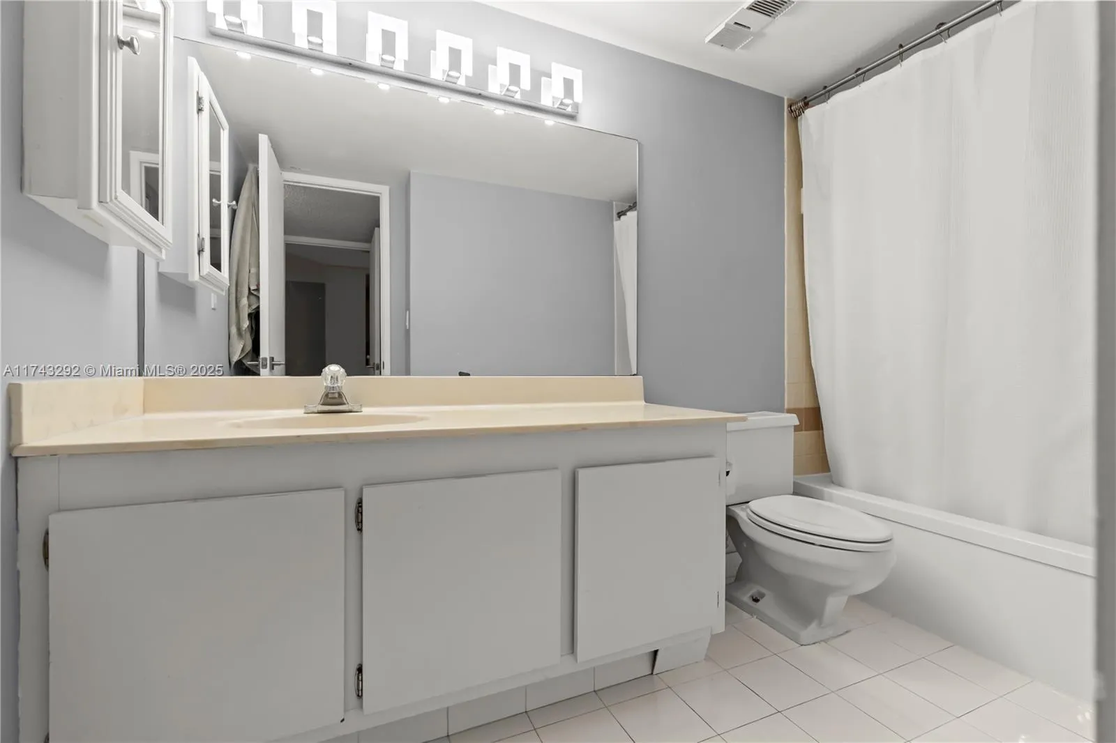 Aventura, Florida 33160, United States, 1 Bedroom Bedrooms, ,2 BathroomsBathrooms,Residential,Active,6158