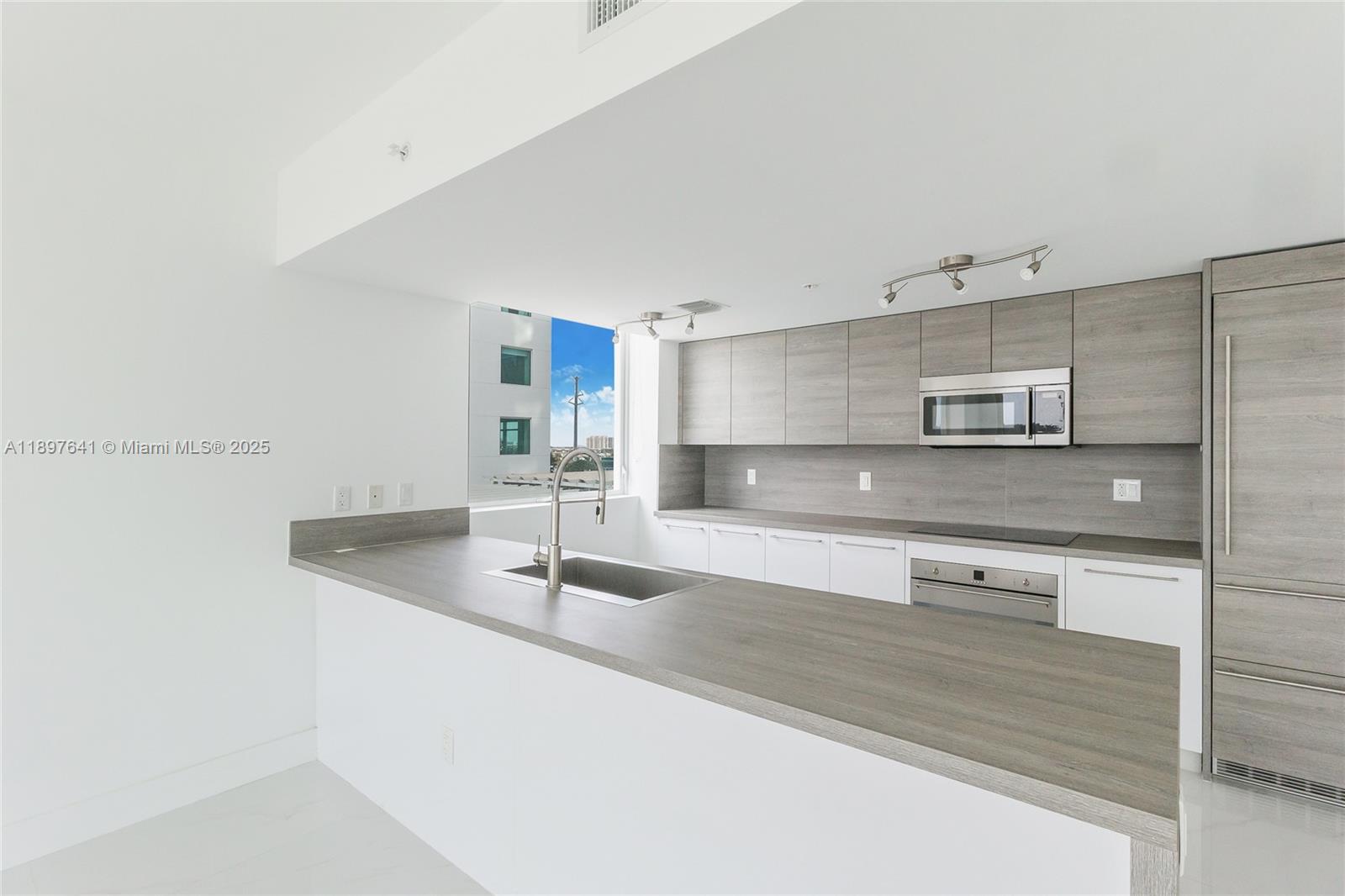 400 SUNNY ISLES CONDO EAS - Residential Lease