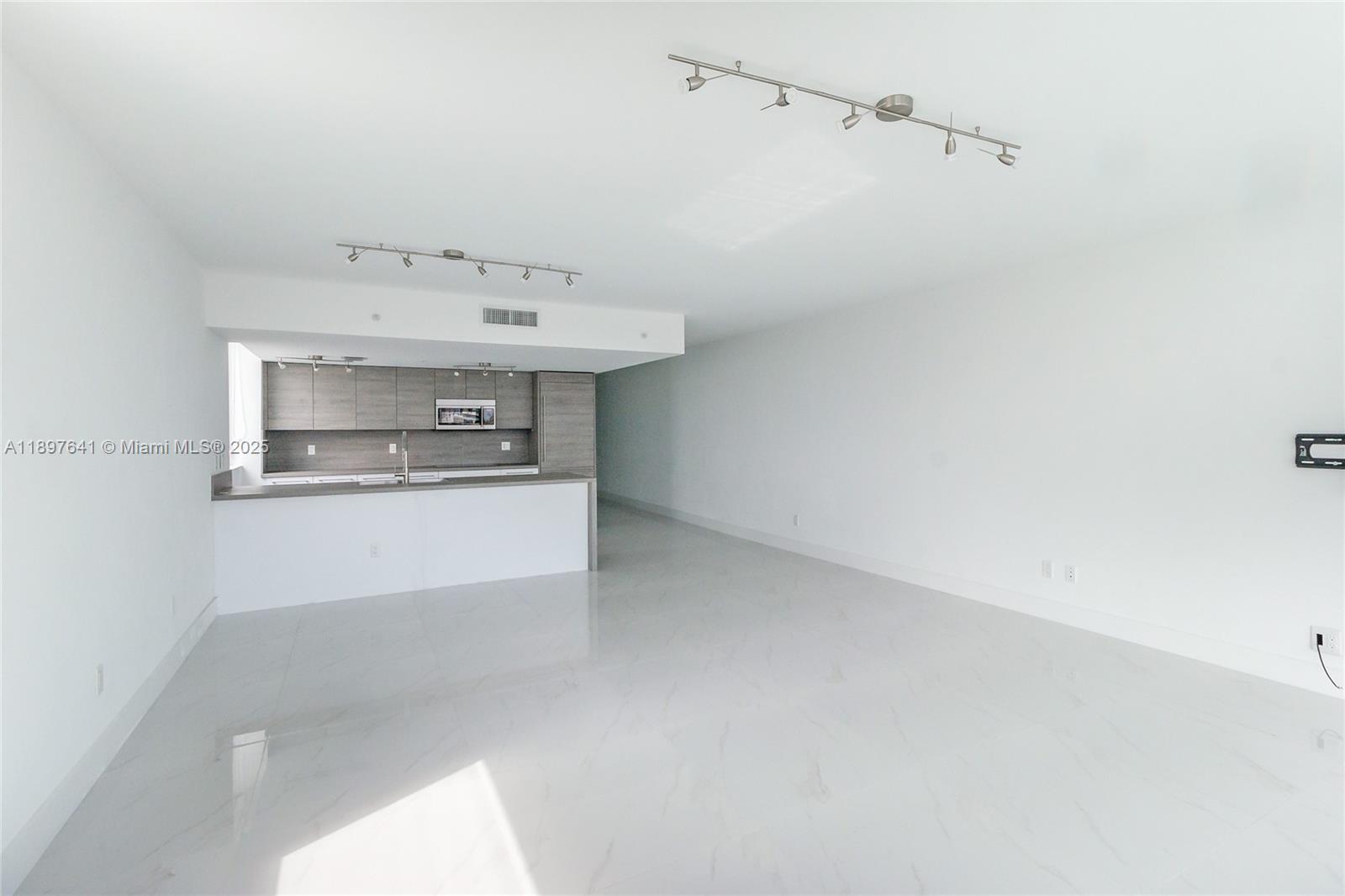 400 SUNNY ISLES CONDO EAS - Residential Lease