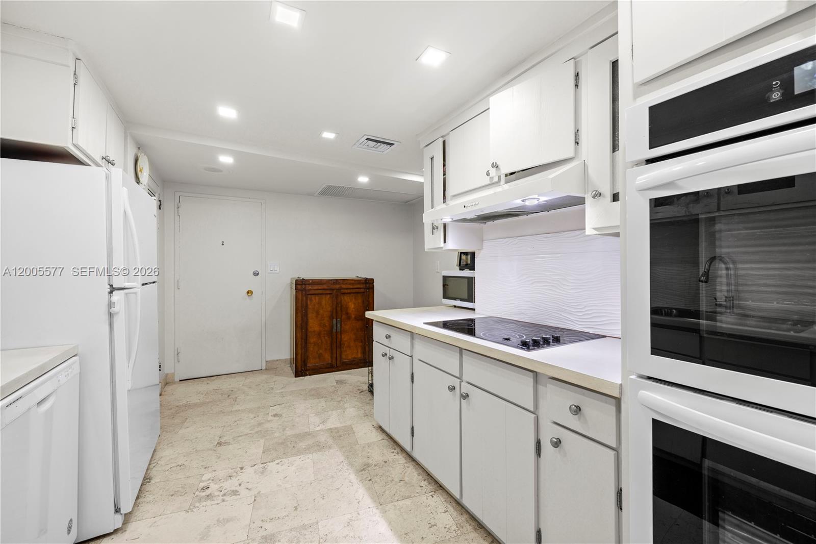 IMPERIAL HOUSE CONDO - Residential