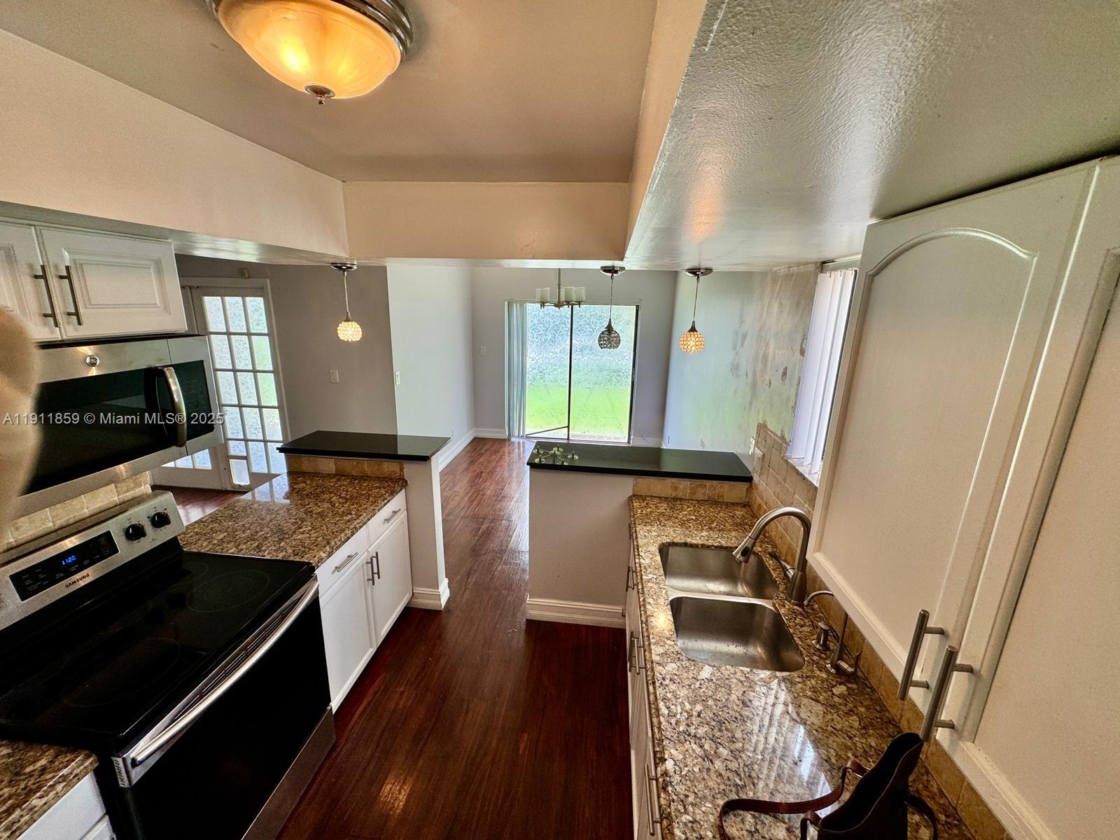 MAPLEWOOD TOWNHOUSES COND - Residential Lease