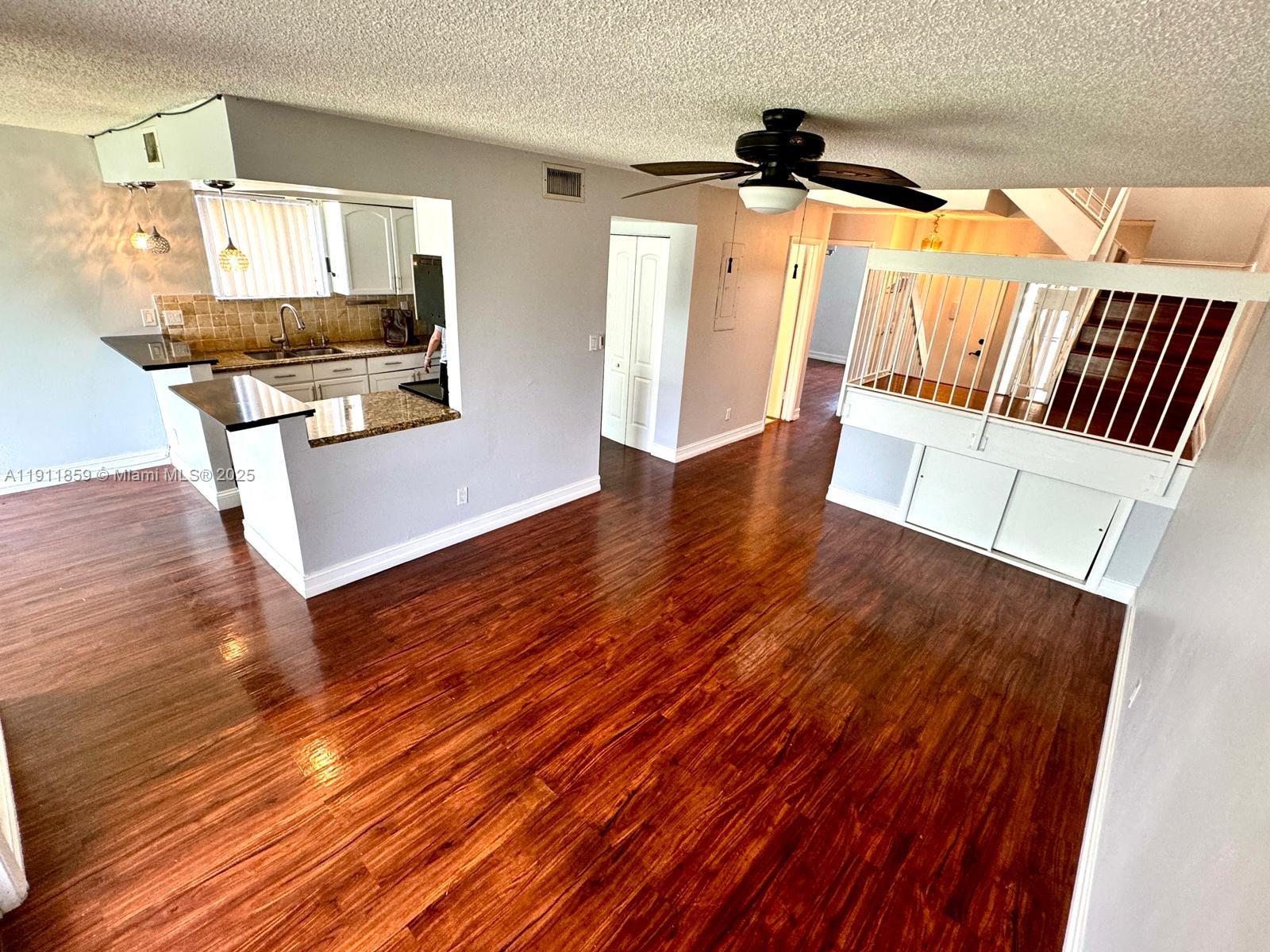 MAPLEWOOD TOWNHOUSES COND - Residential Lease