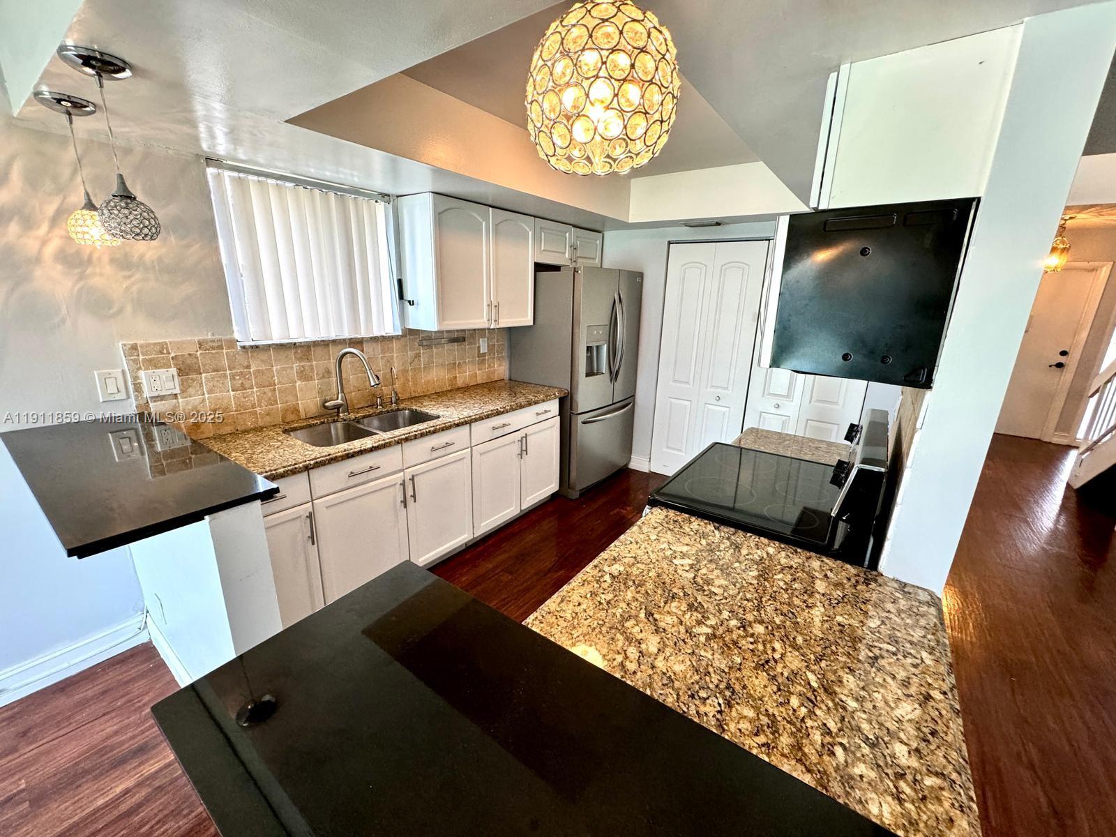 MAPLEWOOD TOWNHOUSES COND - Residential Lease