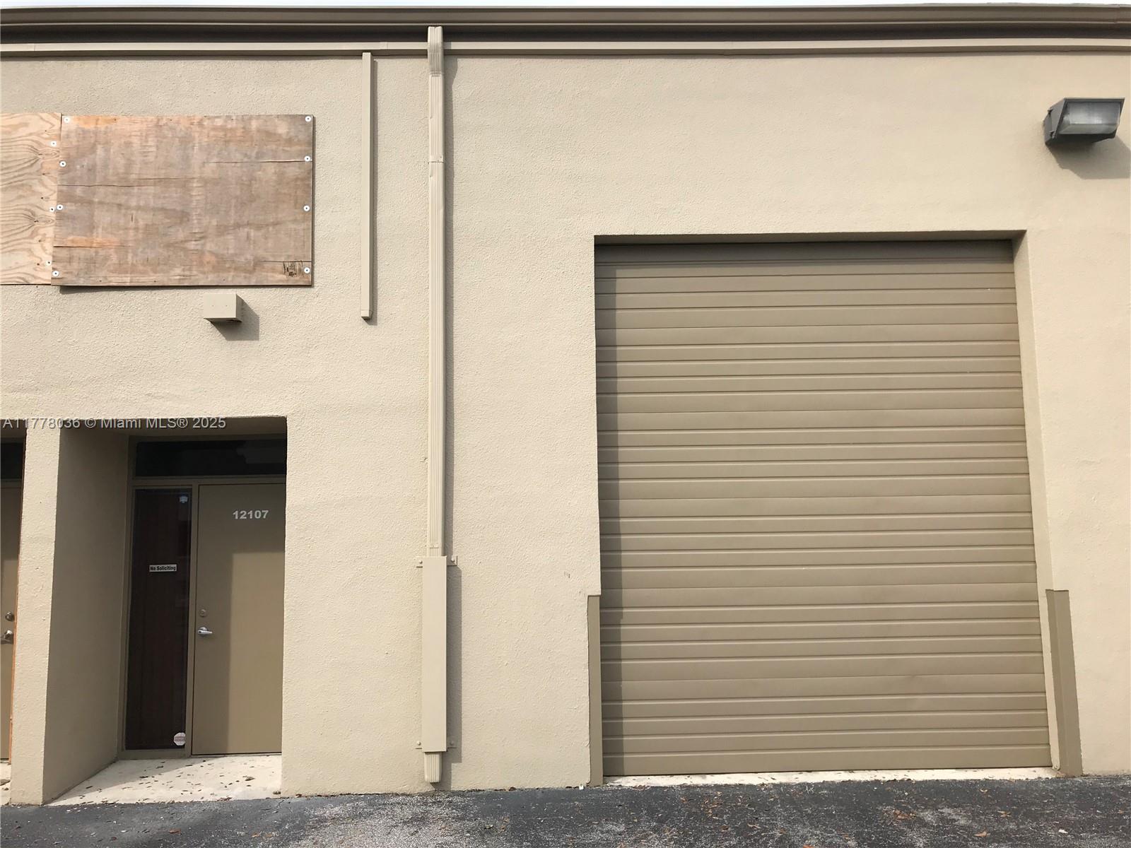 Office/Warehouse Completely Air conditioned, Very well kept with nice porcelain floors and updated bathroom. This unit has 2 offices and a big storage or work area