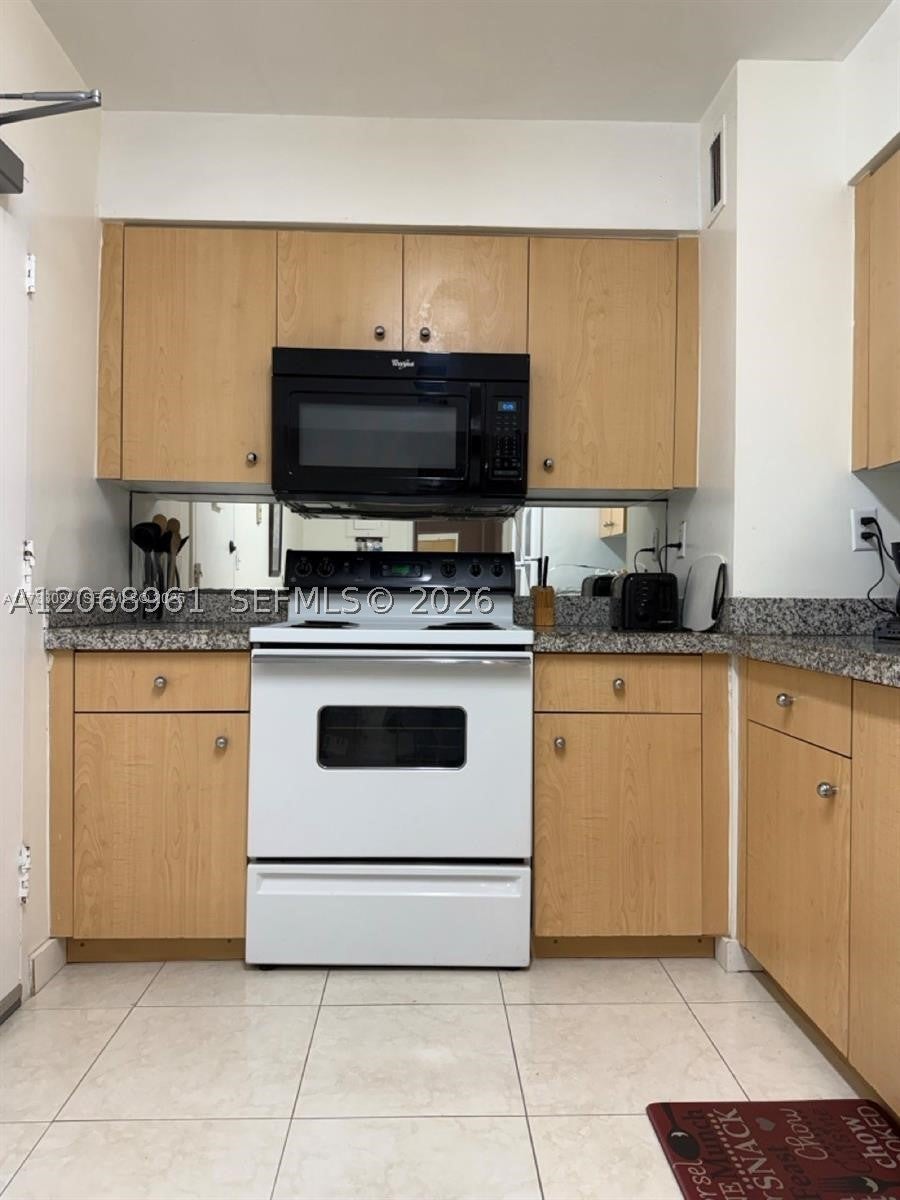 9195 Collins Ave 512