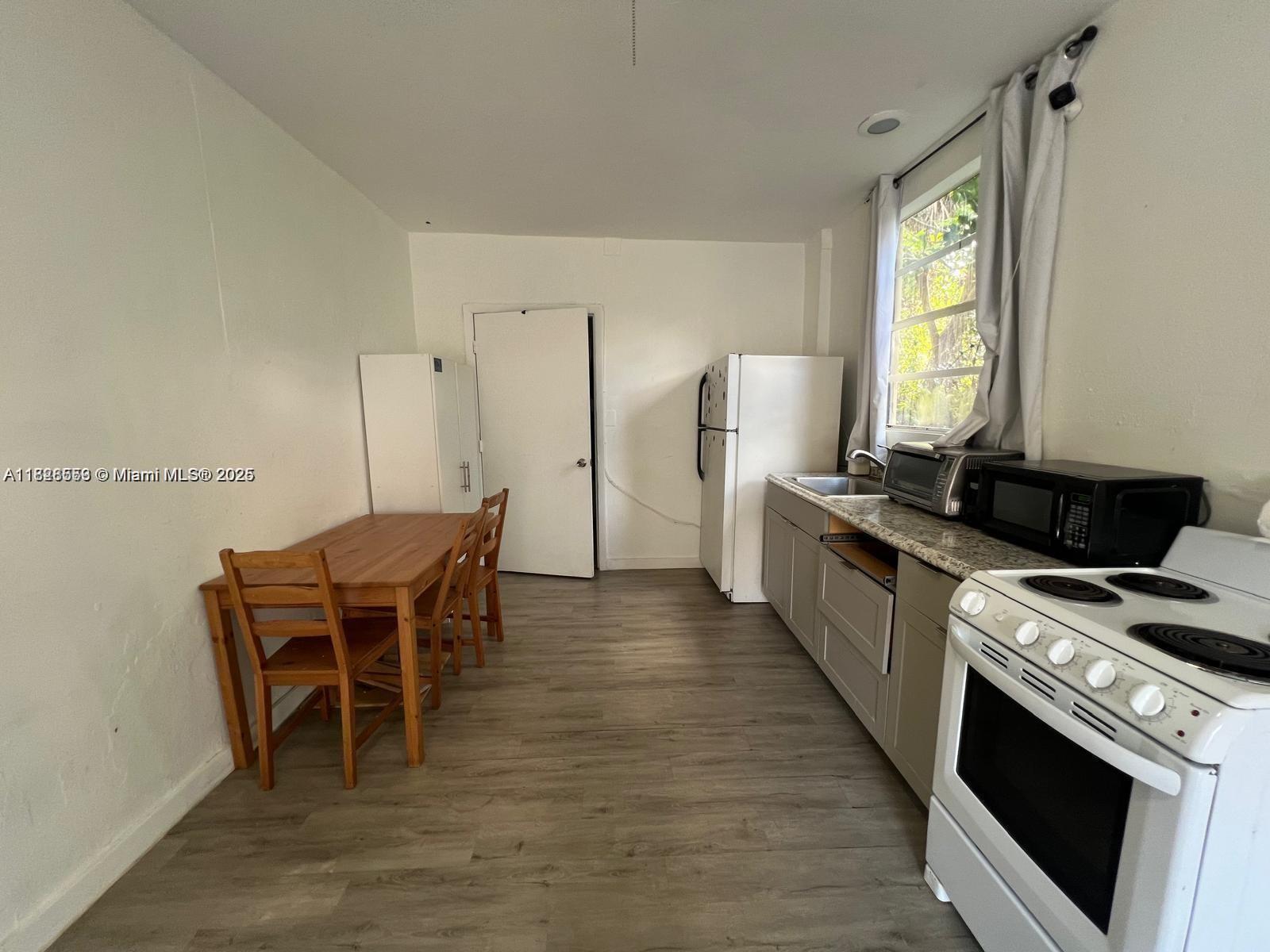 LOCATION, LOCATION!!! FEW BLOCKS FROM HOLLYWOOD BLVD. RESTAURANTS, SUPERMARKET, BARS AND MUCH MORE. EFFICIENCY WITH FULL KITCHEN, JUST PAINTED, ALL RENEWED. WATER SEWER AND ELECTRICITY INCLUDED. I LOVE THE LIFE!!, LA VIDA ES BELLA