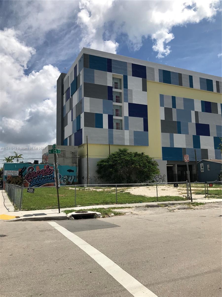 215 NE 25th St