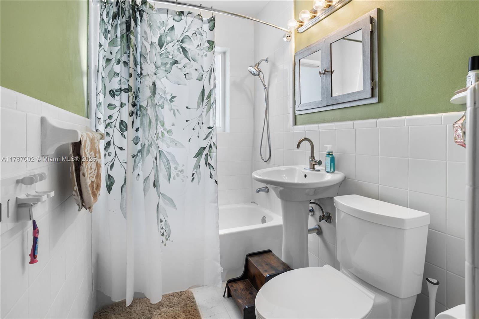 PINE TREE MANOR SEC 4 - Residential