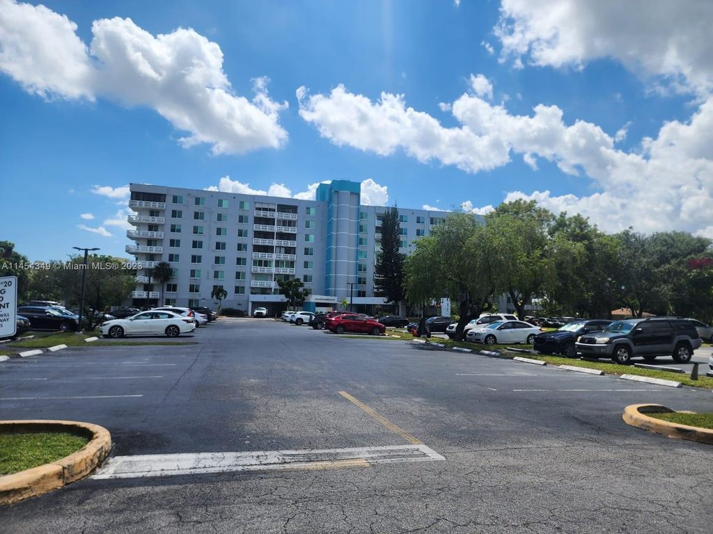 Photo of 919 Hillcrest Dr #201, Hollywood, FL 33021 (MLS # A11454349)