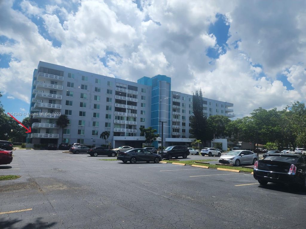 Photo of 919 Hillcrest Dr #201, Hollywood, FL 33021 (MLS # A11454349)