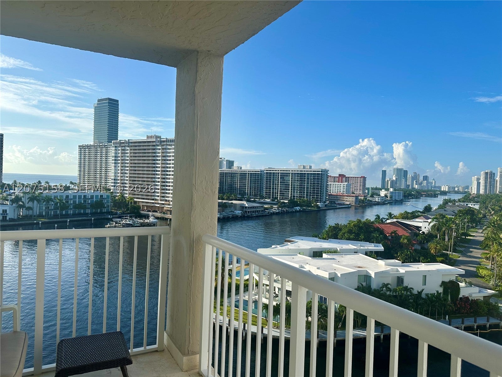 121 Golden Isles Dr 907