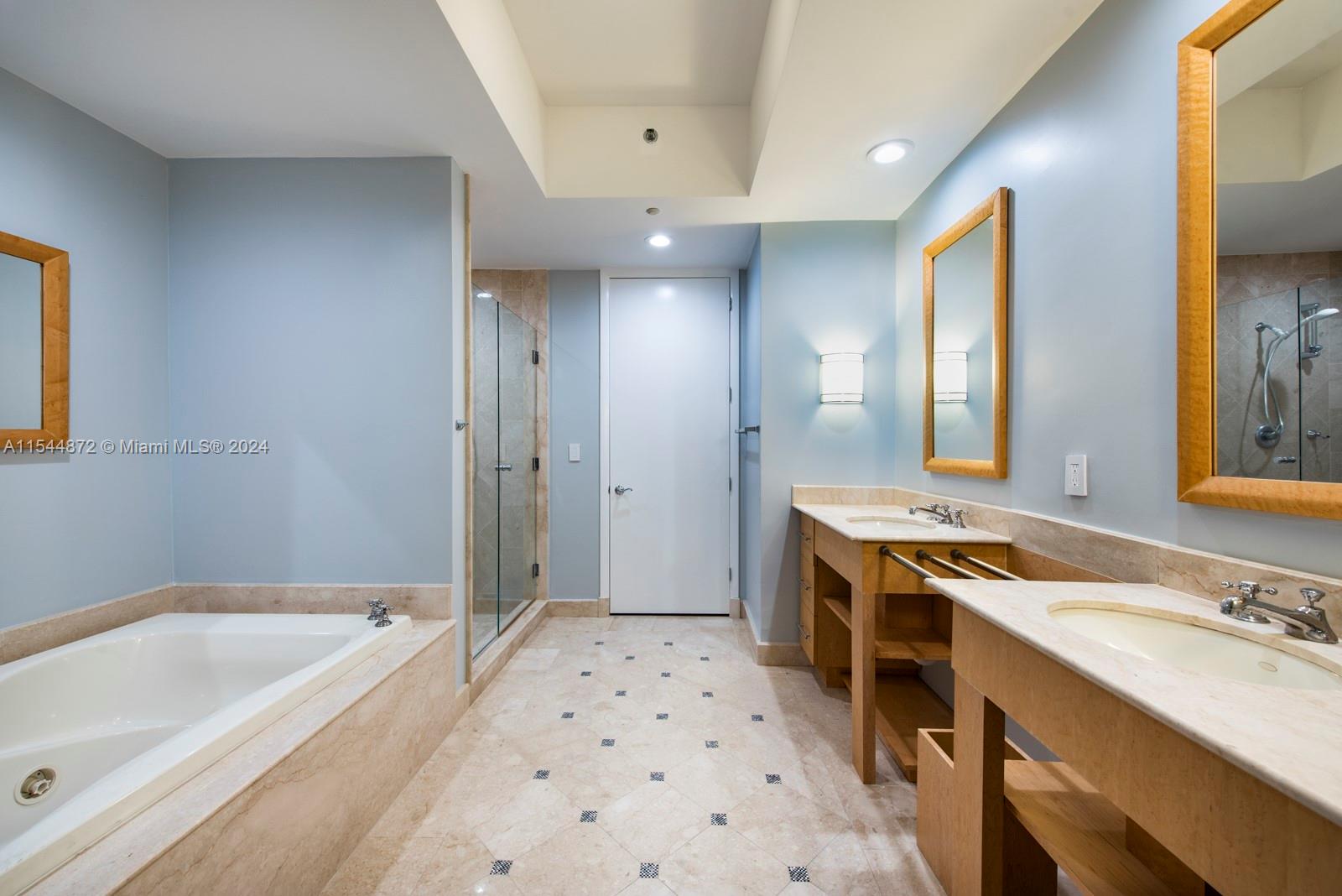 CONTINUUM ON SOUTH BEACH - Residential