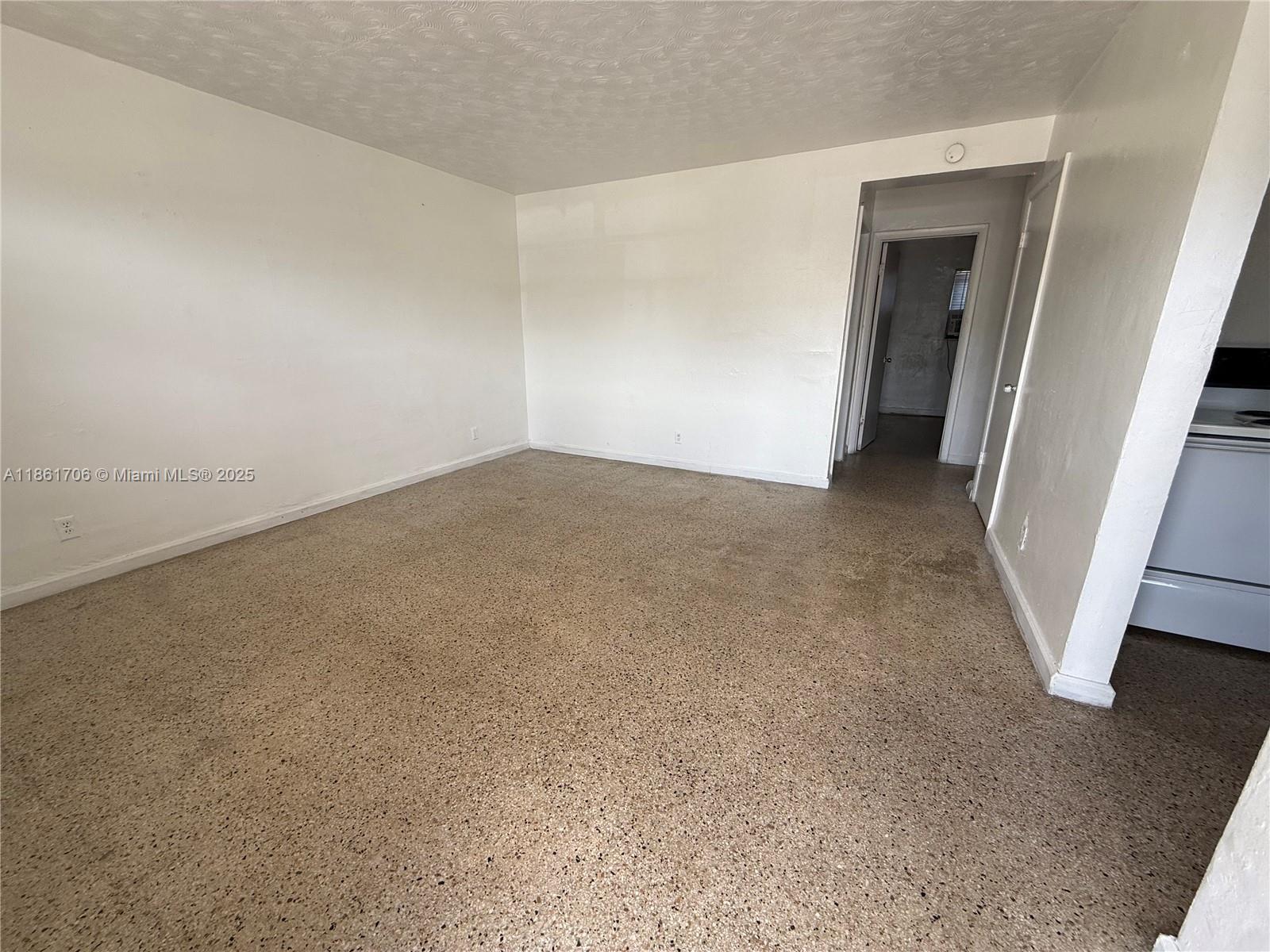 Remodeled 2bed/1bath apartment with new kitchen cabinets and appliances. New AC units and fresh new paint.
Section-8 Landlord approved.