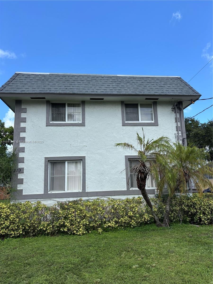 Charming 2/1 second floor unit, fully remodeled bathroom. Washer/dryer on the property. Quiet and cute street location! Only 5 minutes to the beach, Dania Pointe (1.5 miles), Dania Beach Casino (1.5 miles) and the FLL airport (3 miles).Unit has all of impact windows , Central AC. Great opportunity in a wonderful area! Easy approval, no minimum credit score, most important showing income and stable job. Each unit has a BBQ area.
2 parking spaces in front of the door, water/sewer and trash are included in monthly rent payment.