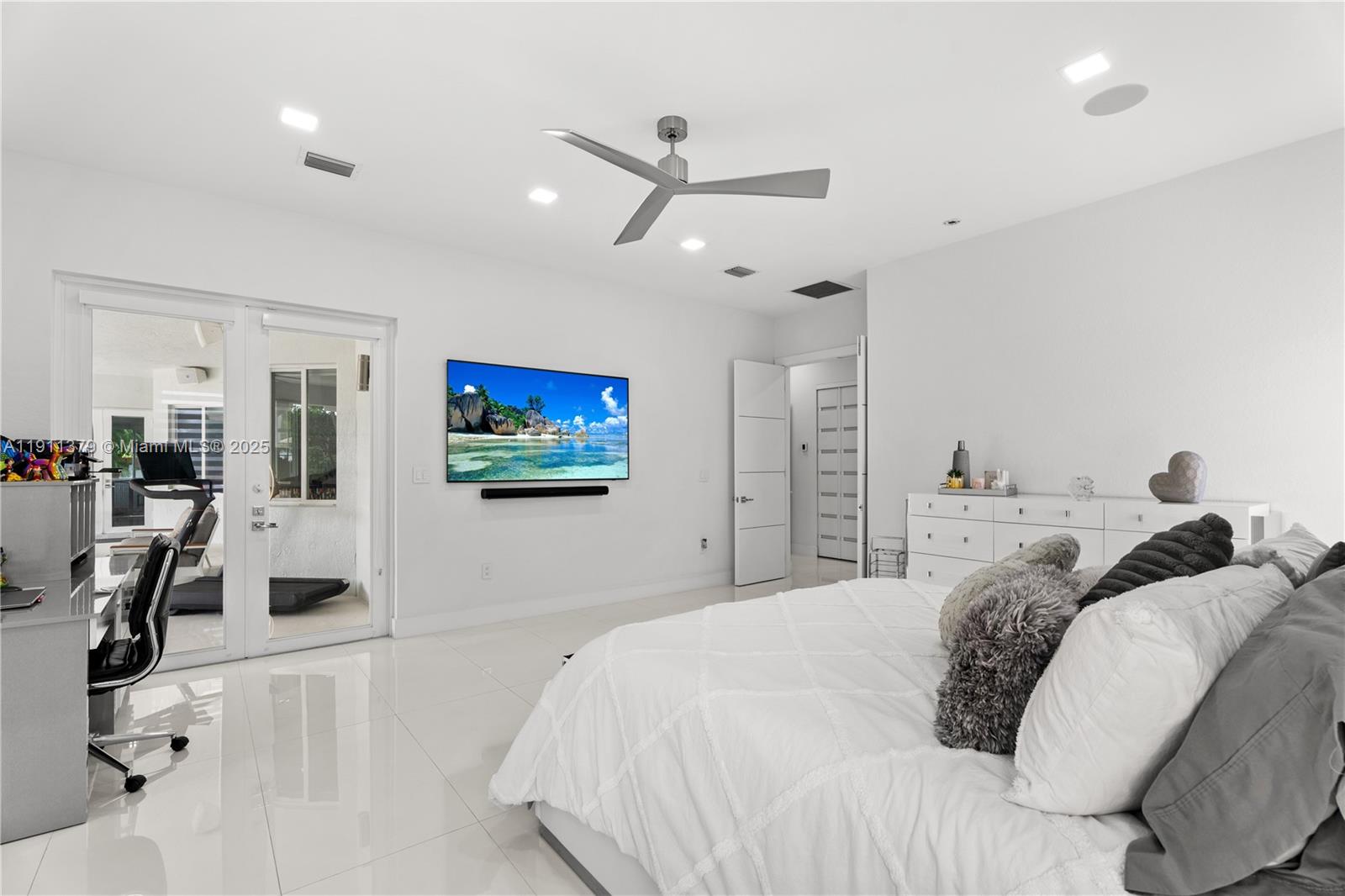 VALENCIA ACRES - Residential Lease