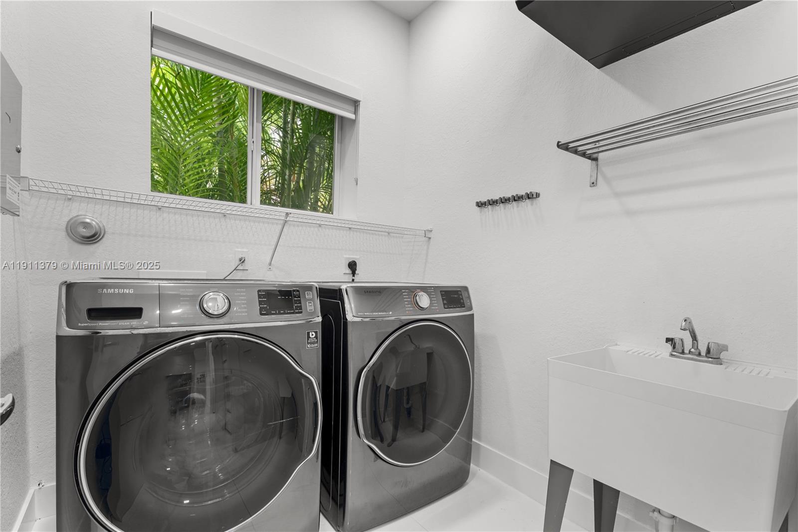 VALENCIA ACRES - Residential Lease