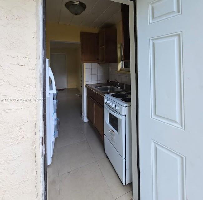 Rental Property at 5745 Garfield St 2, Hollywood, Broward County, Florida - Bedrooms: 1 
Bathrooms: 1  - $900 MO.
