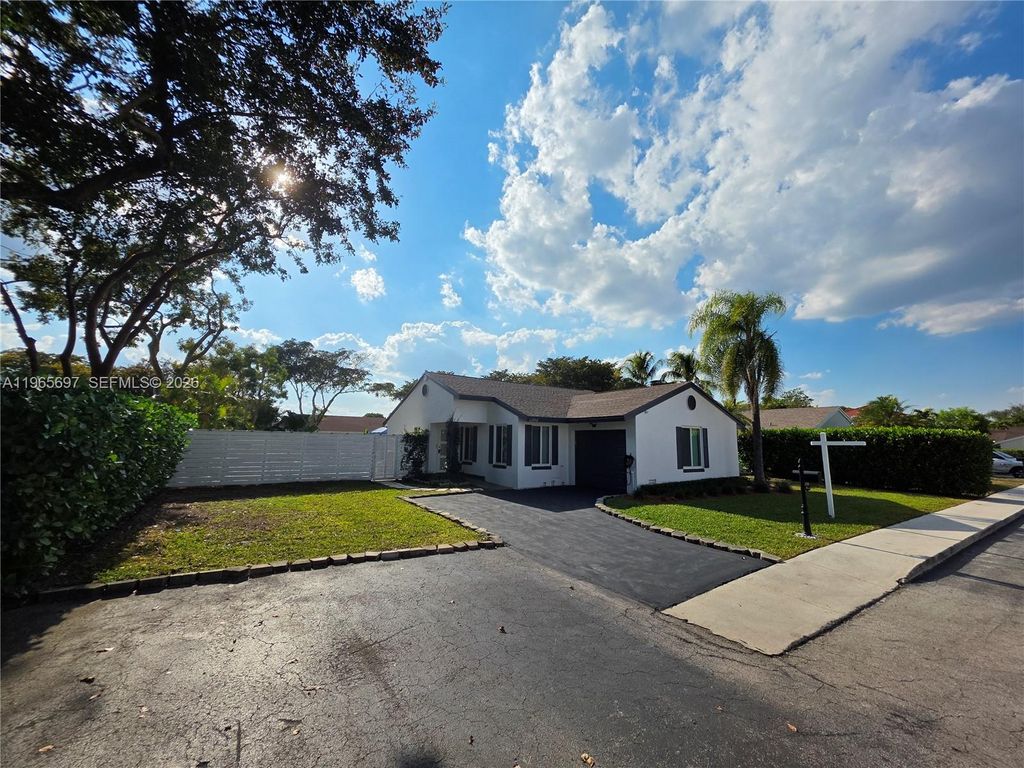 Photo of 13950 Oaklawn Pl, Davie, FL 33325 (MLS # A11965697)