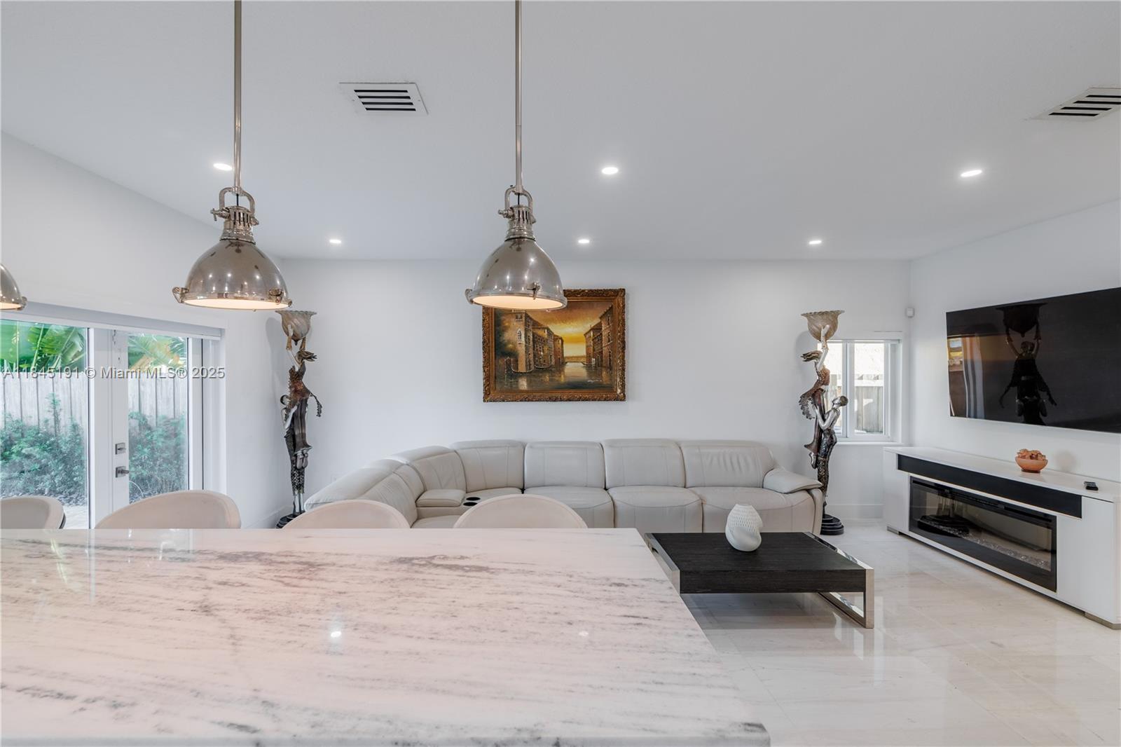 TWIN LAKE SHORES WEST - Residential