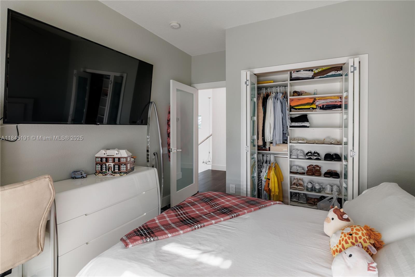 TWIN LAKE SHORES WEST - Residential