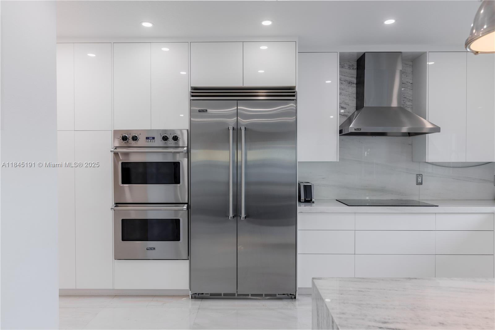 TWIN LAKE SHORES WEST - Residential