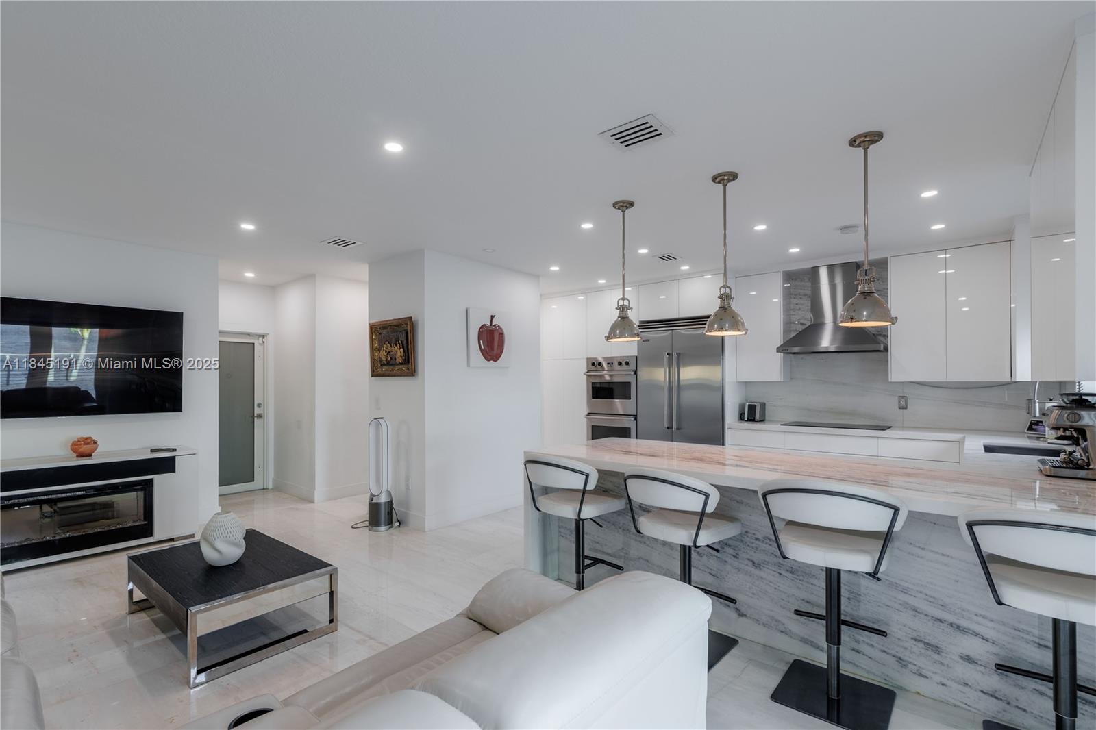 TWIN LAKE SHORES WEST - Residential