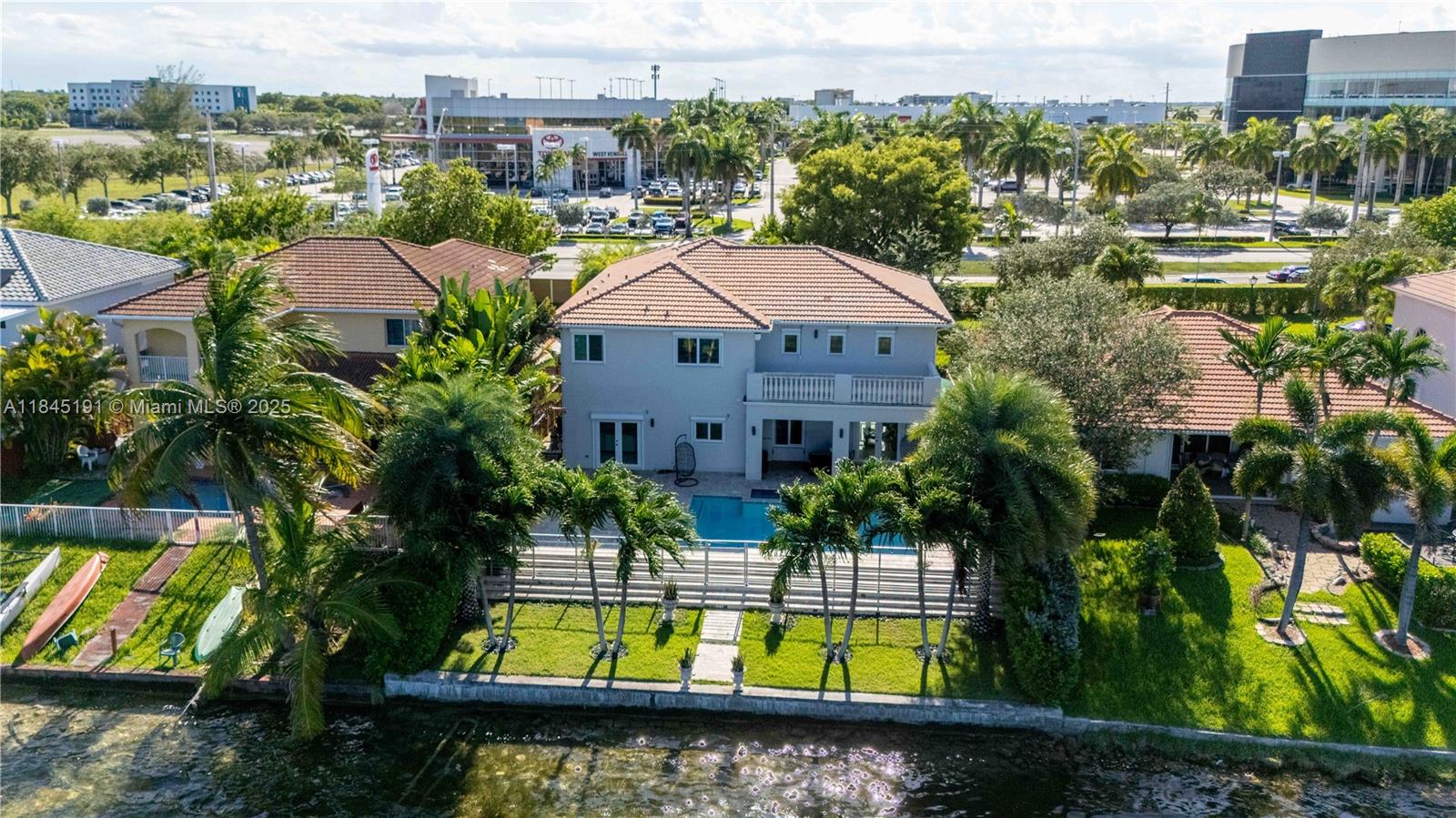 TWIN LAKE SHORES WEST - Residential