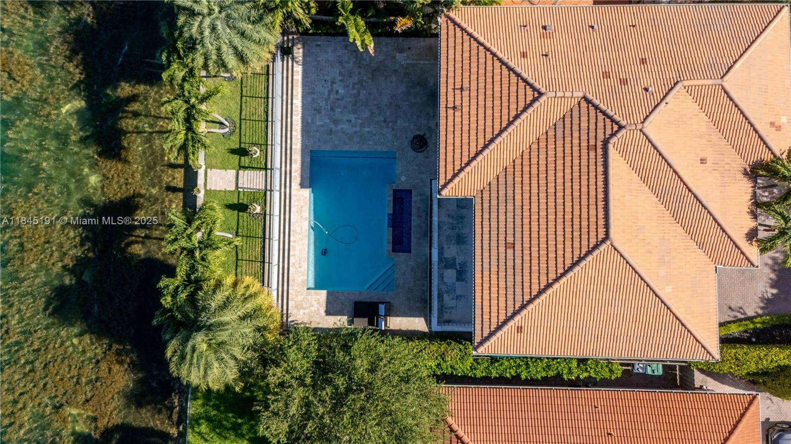 TWIN LAKE SHORES WEST - Residential