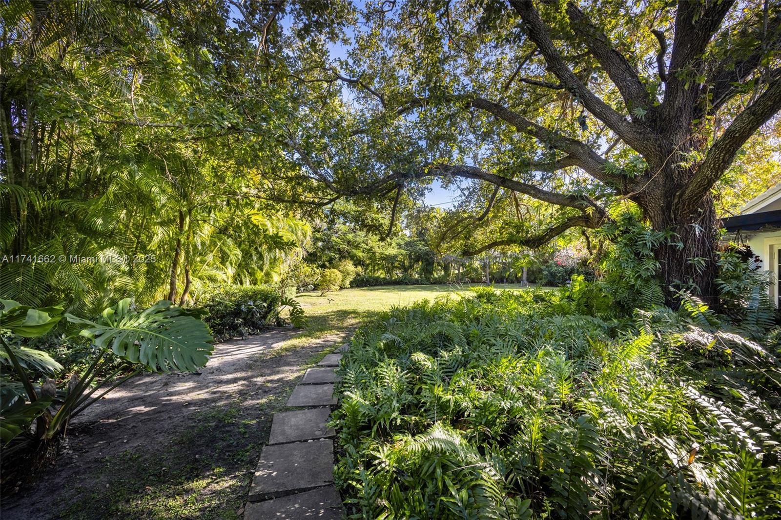 ROYAL PALM MANOR - Residential