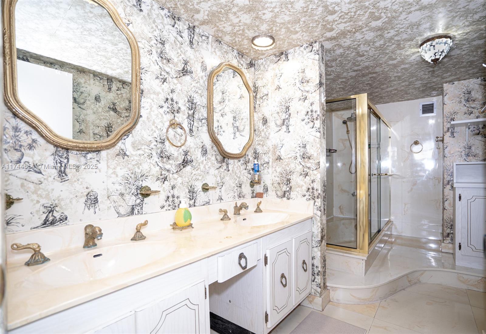 PLAZA TOWERS NORTH CONDO - Residential