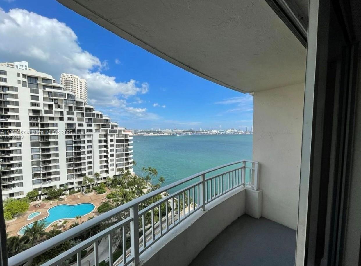 Spectacular condo located in Isola Brickell Key. Balcony with view to Biscayne Bay. Tile floors, unit remodeled. 1 Bedroom / 1 Bathroom. Washer and dryer in unit. Amenities include: newly renovated pool and BBQ area, fitness center, two tennis courts, business center, conference room. Newly remodeled lobby. Covered assigned parking space. 24hrs concierge. Management on site. Security and valet parking.
Currently occupied until October 31st, 2025. Please advice 24hs notice for showing.