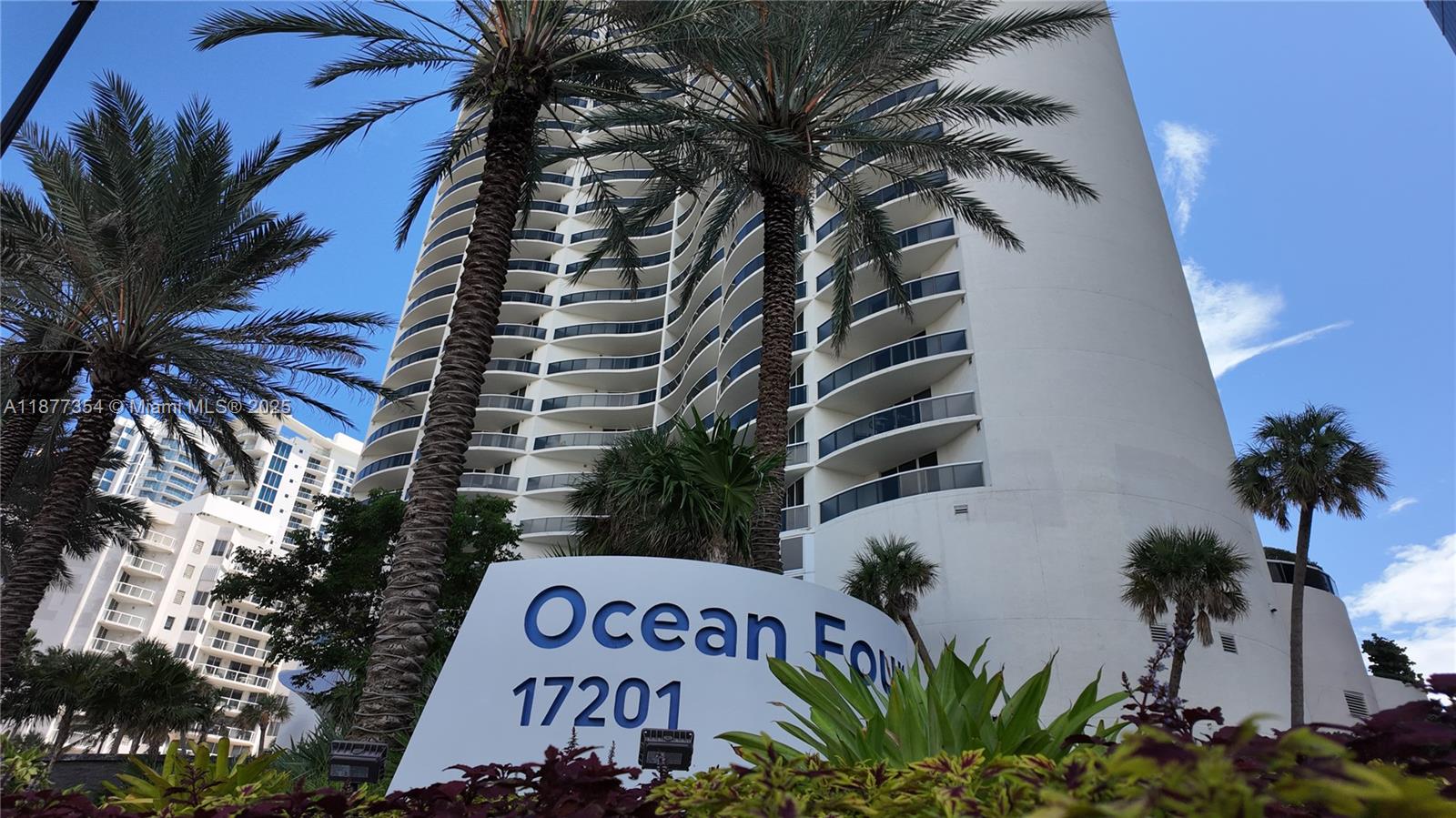 17201 Collins Ave 706