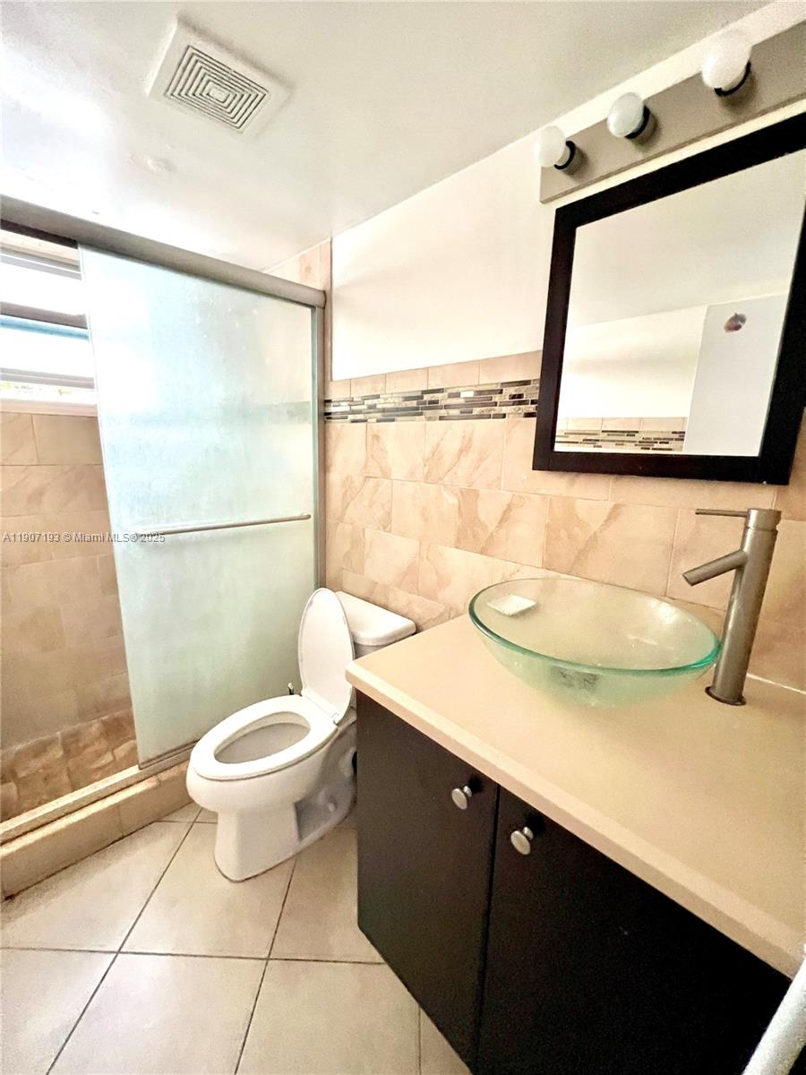 919 MICHIGAN CONDO - Residential Lease