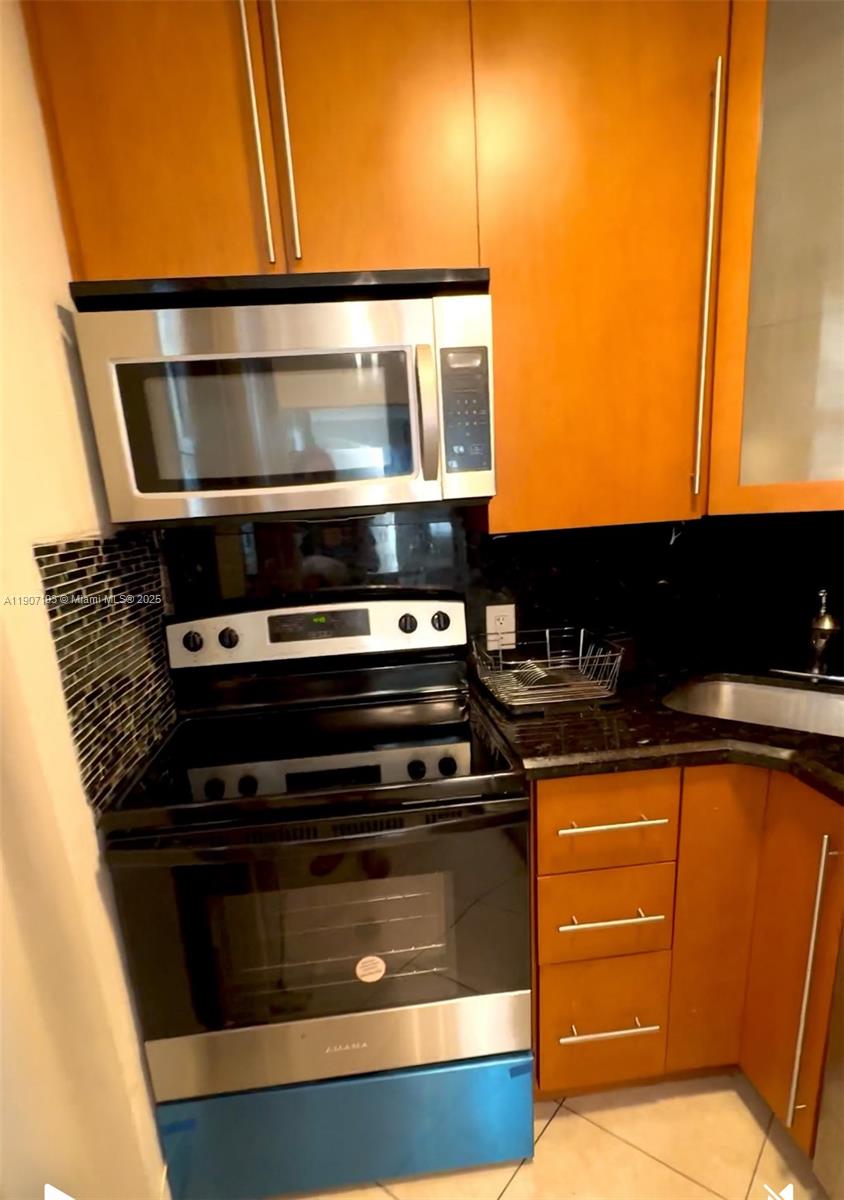 919 MICHIGAN CONDO - Residential Lease