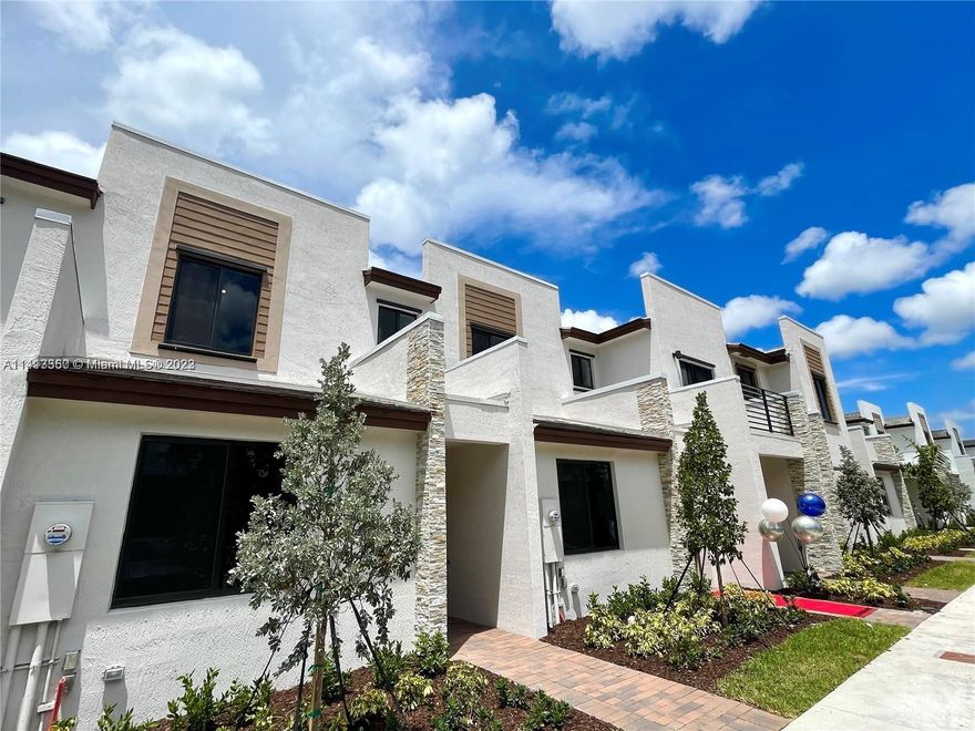 Brand new and beautiful Villas 3bedrooms 2 bathrooms and 1/2 bath. Located 10 minutes away from Aventura Mall and close to highways (I95 - Turpike). Nice fence patio. Two assigned parking spaces in front the property and crossing the street are visitors. Two boxes enternet EERO PRO6, one alarm and one keyboard.
