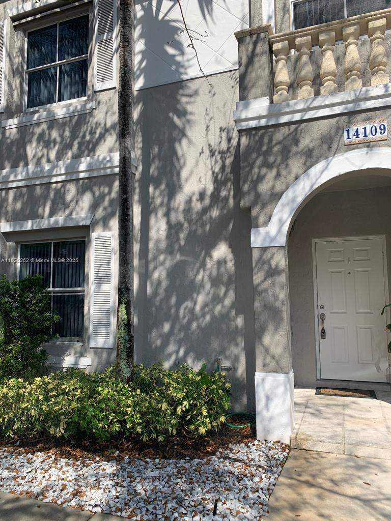 Spacious and freshly painted townhouse located in a desirable Vizcaya offering resort-style amenities including a swimming pool, tennis courts, fitness center, clubhouse, and more. This bright and inviting home features generously sized bedrooms, a functional layout, and plenty of natural light throughout. Close to main highways. Ideal for families, the property combines comfort, security, and convenience in one of the area’s most complete communities.