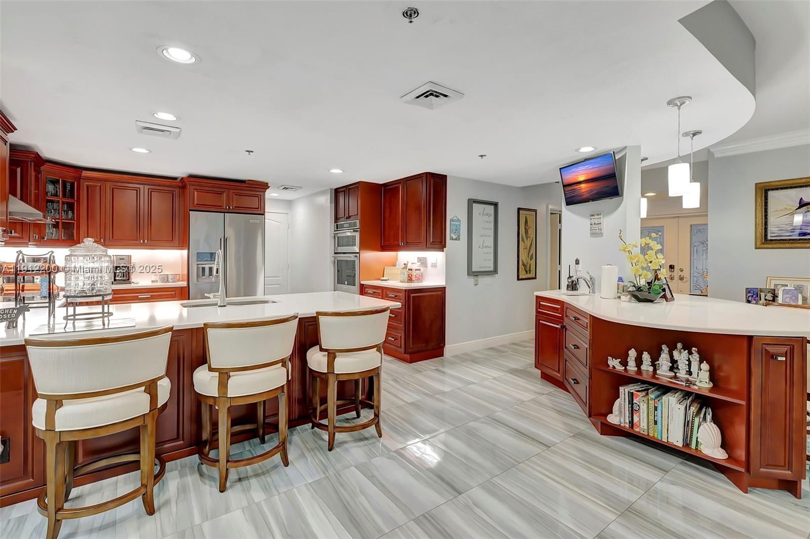 THE ADMIRALTY CONDO - Residential