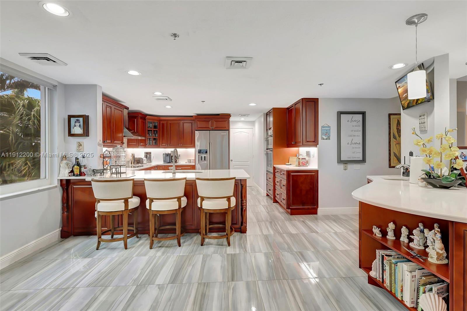 THE ADMIRALTY CONDO - Residential