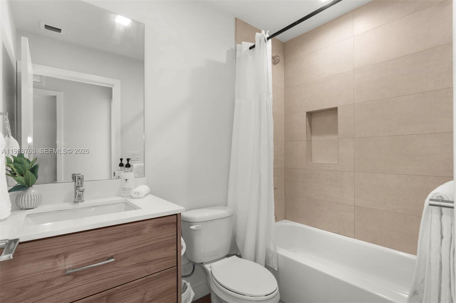 LAWRENCE ESTATES LAND COS - Residential Lease