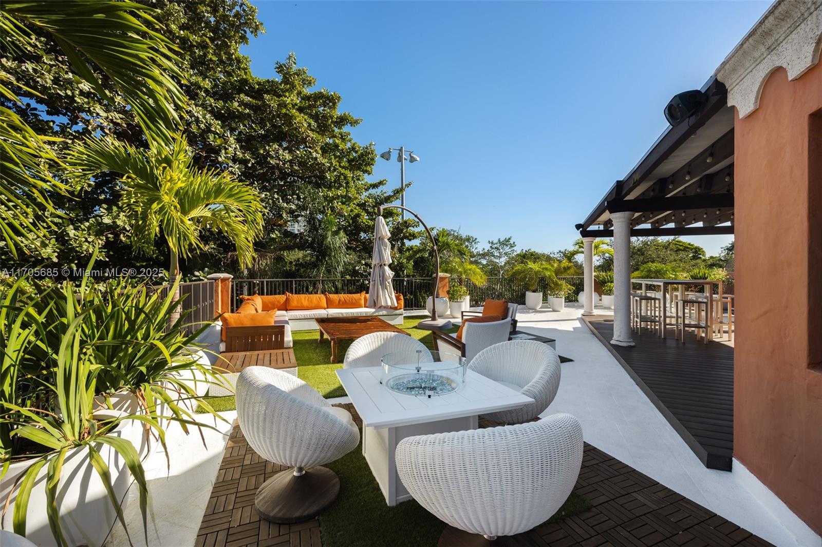 CLOISTERS ON THE BAY COND - Residential