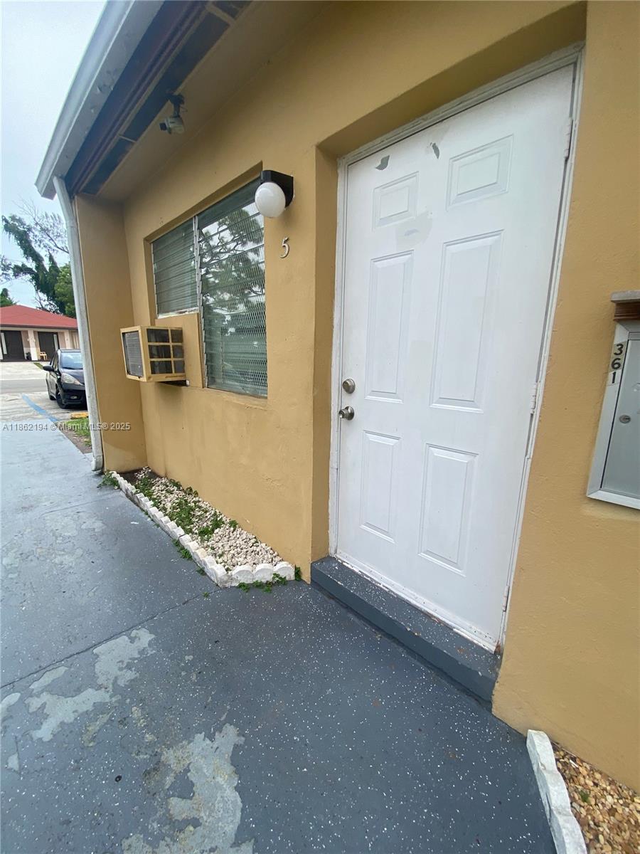 Excellent, move-in ready 1 bed, 1 bath first-floor unit in a well-maintained community with a renovated, open-concept layout.