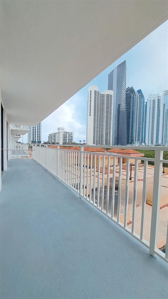 WINSTON TOWERS 600 CONDO - Residential